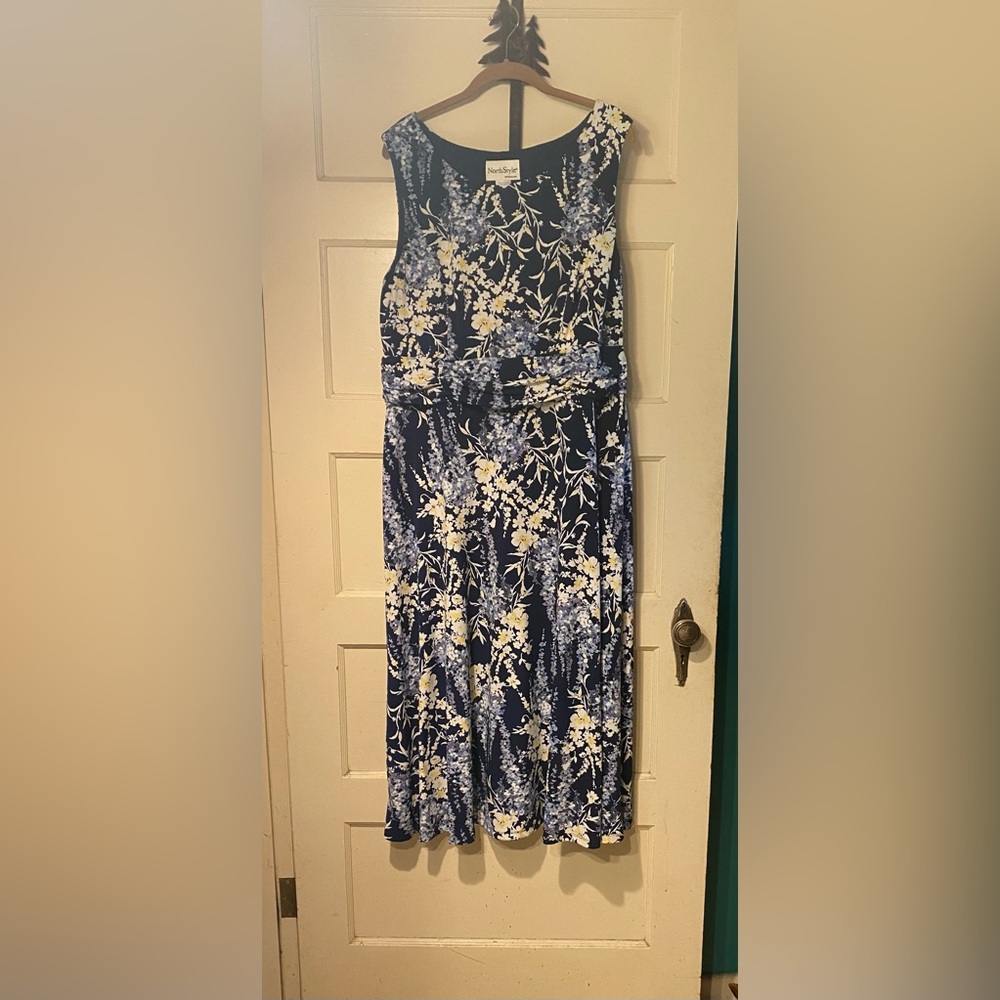 Pretty North Style Sleeveless Dress Size 18